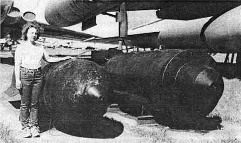 9-тонная фугаcная (слева) и бронебойная авиабомбы