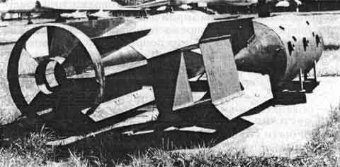 9-тонная фугаcная (справа) и бронебойная авиабомбы